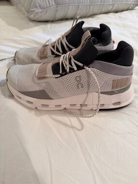 On Running Women’s CloudNova Sneakers 6.5